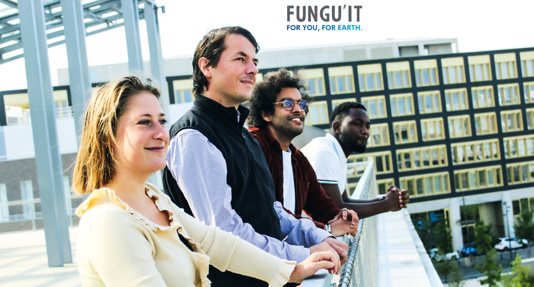 Fungu'it. For you, for earth. Personnes accoudé a une rembarde
