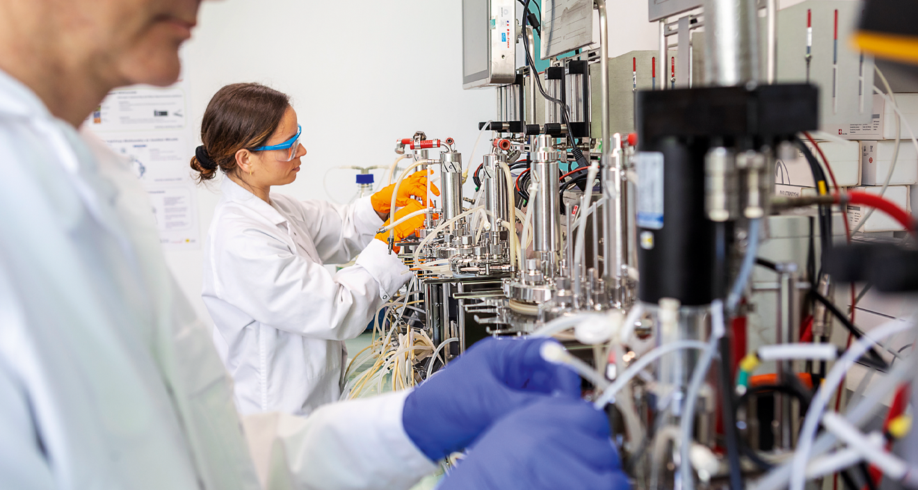 Chercheurs affairé dans un laboratoire